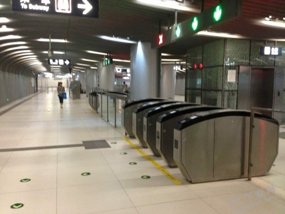 北京地铁完成全线刷手机乘车 iPhone用户哭晕在厕所！